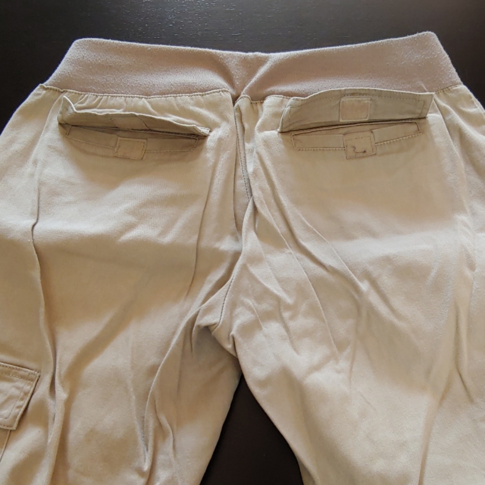 2/$20⚡Blooming Rose Maternity Cargo Capris (M) - Picture 6 of 6